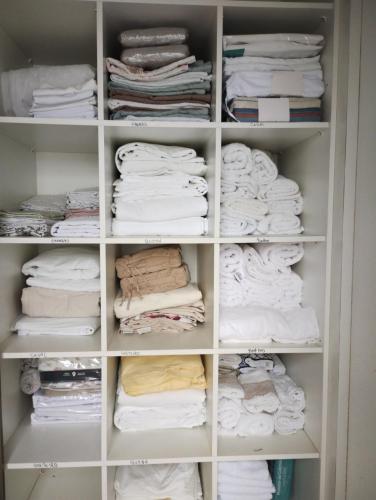 弗洛里亚诺波利斯Recanto da Sol的衣柜里装满了白色的毛巾