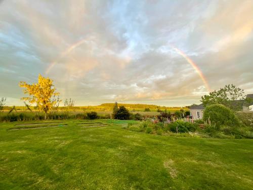 邓弗里斯The Wee Hoose的绿色庭院上方的天空彩虹