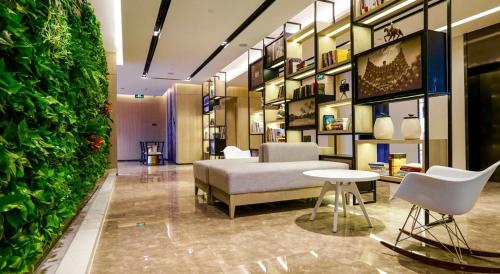 滨海新区天津滨海二大街亚朵酒店的一间设有床铺和绿色墙壁的客房