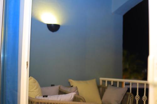 赫尔格达New Marina Hurghada Suite的一间墙上挂着灯的沙发客房