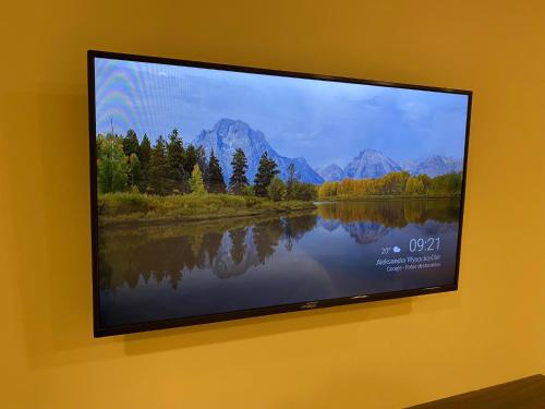 萨尔塔Adobe Suites的挂在墙上的平面电视