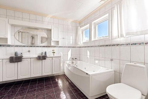 TanangerLarge home in Sola的带浴缸、卫生间和盥洗盆的浴室