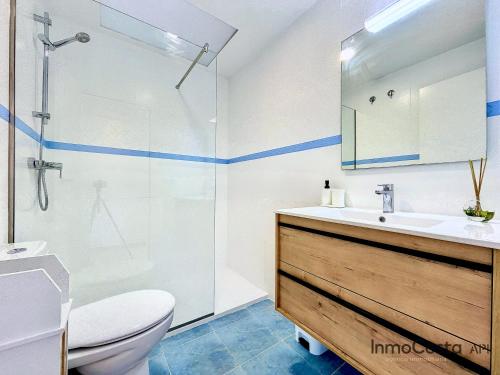 埃斯塔蒂特Mar Blau Estartit Rental的浴室配有卫生间、盥洗盆和淋浴。