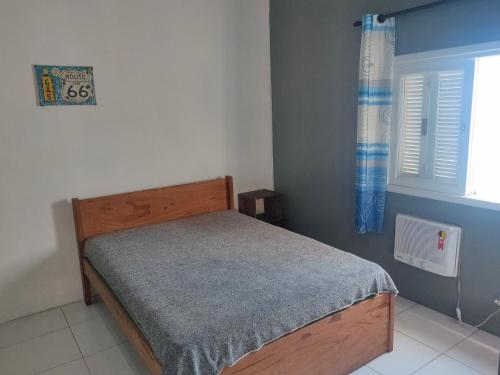 加罗帕巴Moradas Vô Ary的一间卧室设有一张床和一个窗口