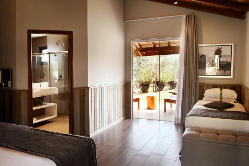 多拉杜圣克拉拉生态度假酒店的一间卧室配有一张床,享有庭院的景色