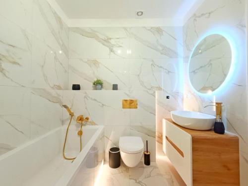 斯诺科Holi Resort的白色的浴室设有水槽和浴缸。