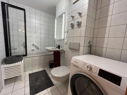 威斯德拉夫Wohnperle*WindbergBlick*ruhig的白色的浴室内配有洗衣机。
