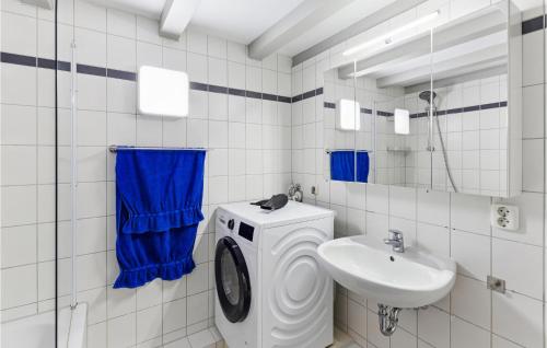 什未林Exclusive Loftwohnung-sep,sz的一间带洗衣机和水槽的浴室
