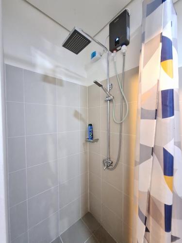 马尼拉Coast Residence Penthouse 40th Floor的带淋浴和浴帘的浴室