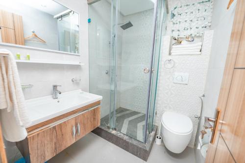 卡萨布兰卡Maarif Elite Suites的带淋浴、盥洗盆和卫生间的浴室