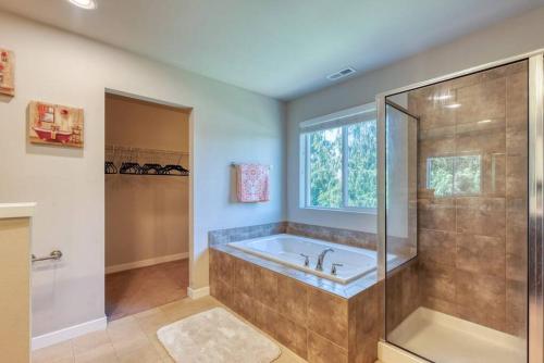 埃弗里特xx Quieter Villa的大型浴室设有浴缸和淋浴。