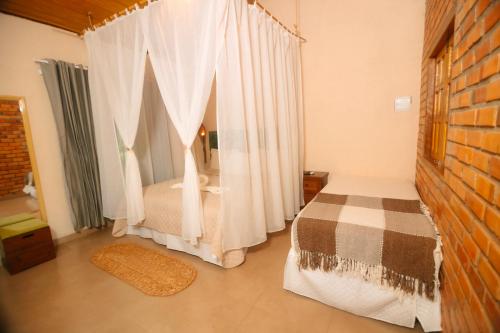 卡罗莱纳Rancho das Estrelas的一间卧室,卧室内配有床和窗帘