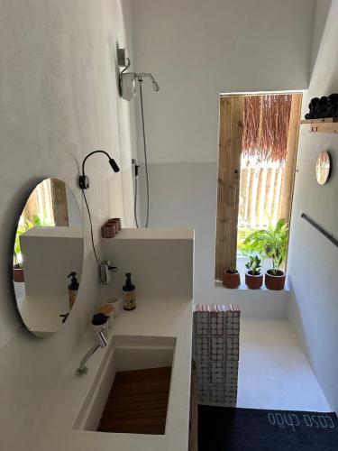 普拉杜Casa Chão的一间带水槽和镜子的浴室