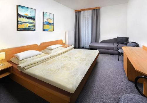 迪马诺卡多林纳利普托夫酒店的酒店客房,配有床和沙发