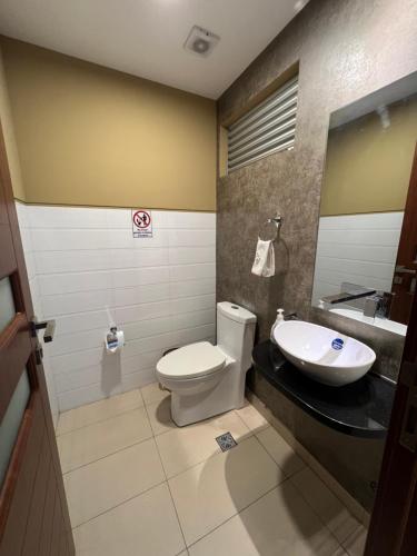 科恰班巴Torre Isos的一间带卫生间和水槽的浴室