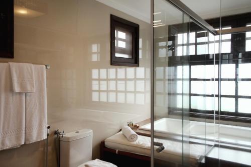 多拉杜圣克拉拉生态度假酒店的带浴缸、卫生间和淋浴的浴室。