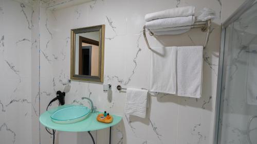 贝利克杜祖Gardan Hotel的浴室配有盥洗盆、镜子和毛巾