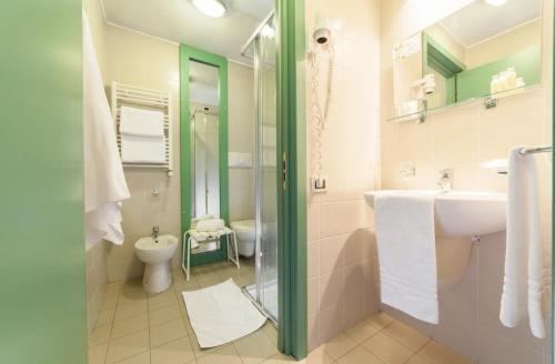 塞斯特雷Villaggio Olimpico Sestriere的一间带水槽和卫生间的浴室