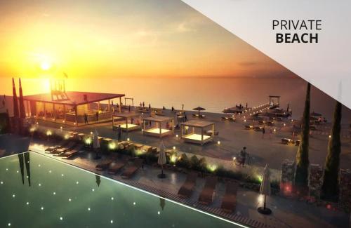 科布列季Miramare Magnetic Beach Hotel的日落时分享有游泳池及海滩的景致