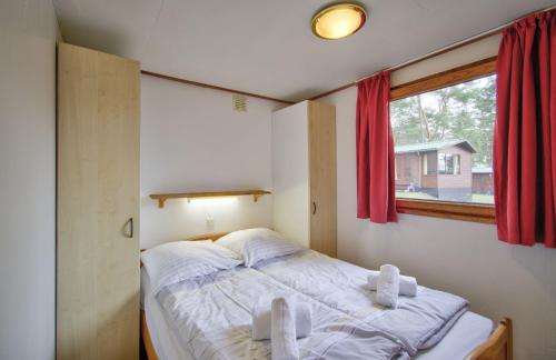 Groß QuassowCamping-und Ferienpark Havelberge的一间小卧室,配有床和窗户