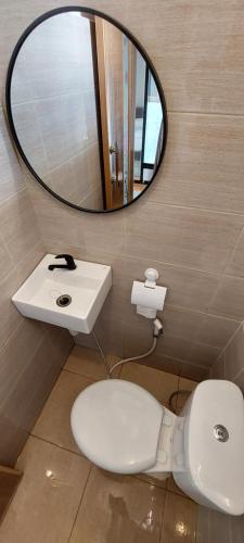 武吉丁宜Syakirah Guest House Syariah的浴室设有白色的卫生间和镜子
