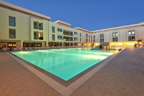 格罗塞托港Hotel Terme Marine Leopoldo II TERME & SPA的大楼中央的大型游泳池