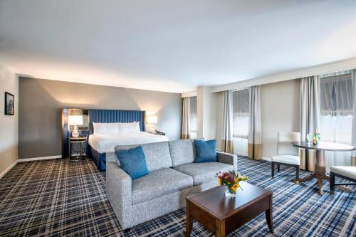 盖茨堡葛底斯堡酒店的酒店客房,配有床和沙发