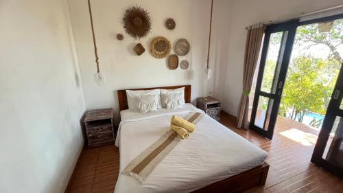 珀尼达岛La village hills view的一间卧室配有一张床,床上有毛巾
