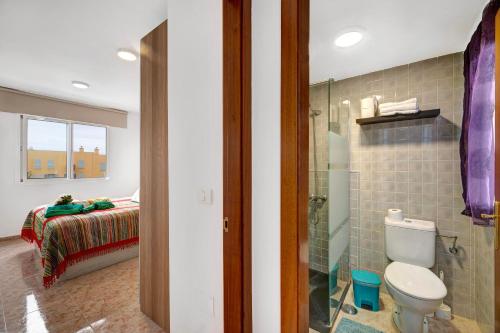 塔扎克蒂Apartamento Rebeca的一间带卫生间和淋浴的浴室以及一张床