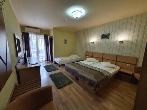 百乐·奥拉内斯蒂斯特古酒店的酒店客房设有两张床和电视。
