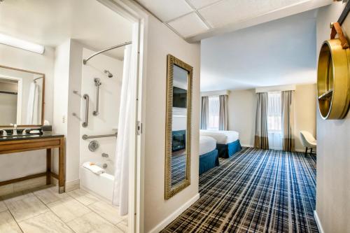 盖茨堡葛底斯堡酒店的一间酒店客房 - 带一张床和一间浴室