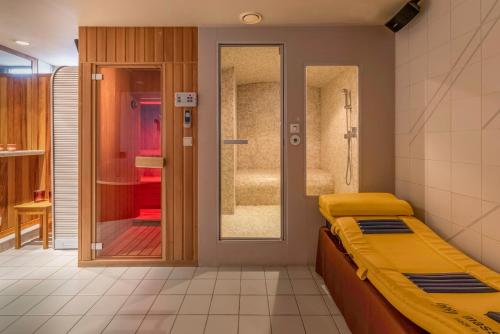GullegemTRIPLE ROOM met 1 of 2 aparte bedden en extra slaapbank的一间设有床和玻璃门的房间