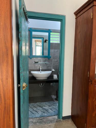 库鲁内格勒Lobo's Villa的一间带水槽和镜子的浴室