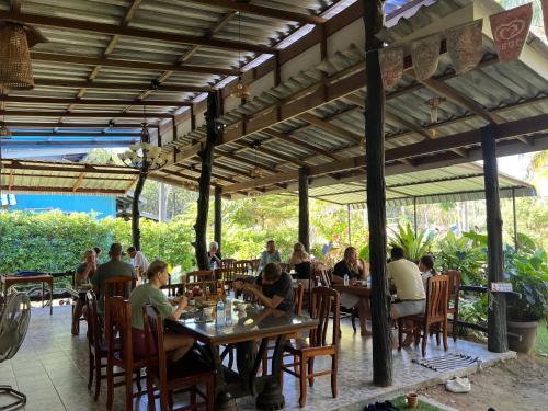 库德岛Suan Nai Kokut Resort的一群坐在餐厅桌子上的人
