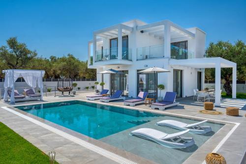 蒂锡利维AJ - Seaview Private Villa的一座带游泳池和房子的别墅