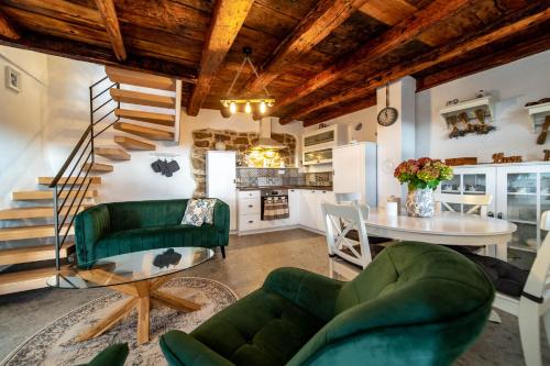 洛帕House Filumena的客厅配有绿色沙发和桌子