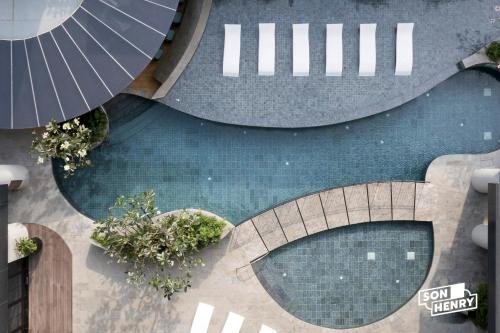 胡志明市Son&Henry Zenity District 1的享有2个带遮阳伞的游泳池的顶部景致
