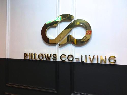 香港Pillows CoLiving的说爱人共同生活在墙上的标志