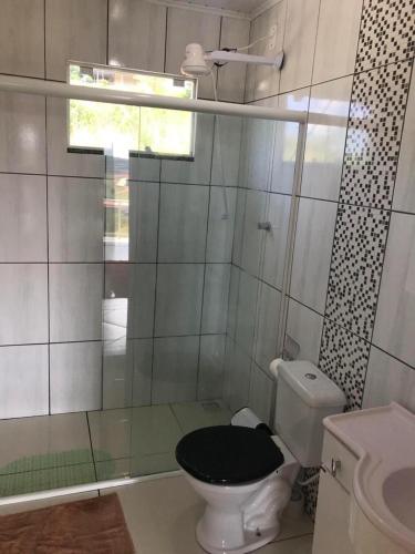 马沙蒂纽Casa Água Azul的一间带卫生间和玻璃淋浴间的浴室