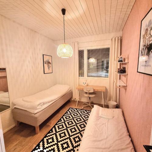 罗瓦涅米Gorgeous Arctic Lodge的一间卧室配有一张床和一张书桌