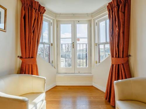 LatheronCraiglea Lodge的客厅配有两把椅子和大窗户