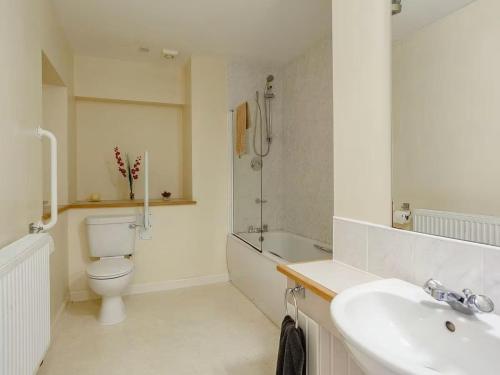 LatheronCraiglea Lodge的白色的浴室设有卫生间和水槽。