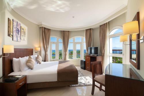 沙姆沙伊赫苏丹花园度假酒店的一间卧室设有一张床、一台电视和窗户。
