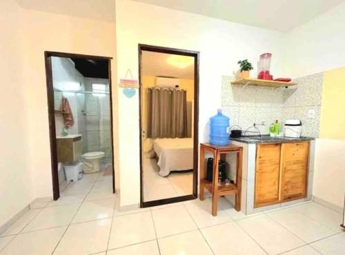 巴拉多库努Chalés Sons do Mar的客房内设有带水槽和卫生间的浴室