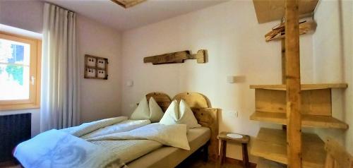 瓦尔富尔瓦Casa Zebrusius - Zebrusius's App的一间带两张床的卧室和木制架子
