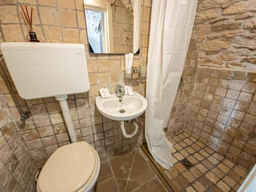 马丁纳弗兰卡Martine Dimore Storiche di Puglia的一间带卫生间和水槽的浴室