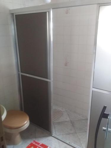 巴西利亚Hospedaria Chaves的浴室内带卫生间的淋浴间