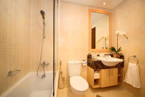 迪拜Marina One Bedroom - KV Hotels的浴室配有卫生间、盥洗盆和淋浴。