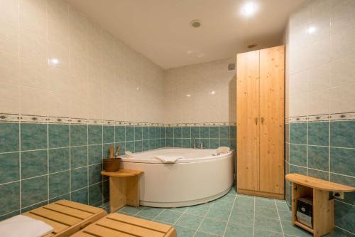 布拉格Hotel Superior Prague的一间带浴缸的浴室