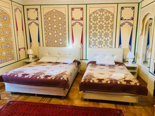 "CHOR MINOR" BOUTIQUE HOTEL Bukhara Old Town UNESCO HERITAGE List Est-Since 2003 Official Partner of Milano La Rosse Aroma客房内的一张或多张床位
